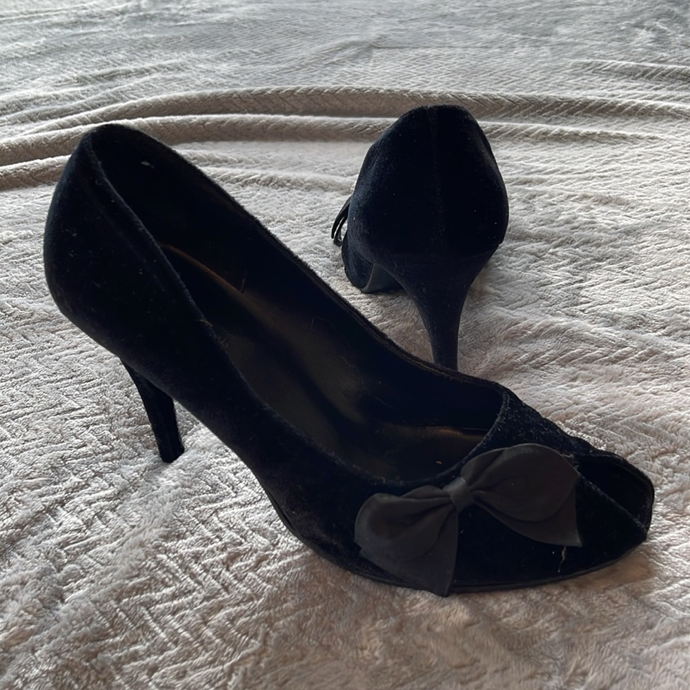 Amanda Smith 242 Gwen Black Velvet Heels - Peep Toe - Size 9 1/2